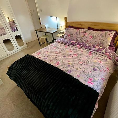 Vernon Place Town Centre, Vernon Cottage 3-Bed With Parking, 1A Vernon Court 2-Bed With Parking, 1B Studio No Parking, Off The High Street Next To Sandford Park เชลเทนแฮม ภายนอก รูปภาพ