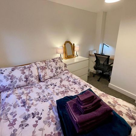 Vernon Place Town Centre, Vernon Cottage 3-Bed With Parking, 1A Vernon Court 2-Bed With Parking, 1B Studio No Parking, Off The High Street Next To Sandford Park เชลเทนแฮม ภายนอก รูปภาพ