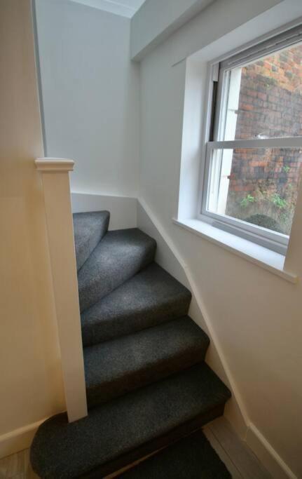Vernon Place Town Centre, Vernon Cottage 3-Bed With Parking, 1A Vernon Court 2-Bed With Parking, 1B Studio No Parking, Off The High Street Next To Sandford Park เชลเทนแฮม ภายนอก รูปภาพ