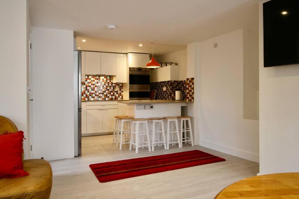 Vernon Place Town Centre, Vernon Cottage 3-Bed With Parking, 1A Vernon Court 2-Bed With Parking, 1B Studio No Parking, Off The High Street Next To Sandford Park เชลเทนแฮม ภายนอก รูปภาพ