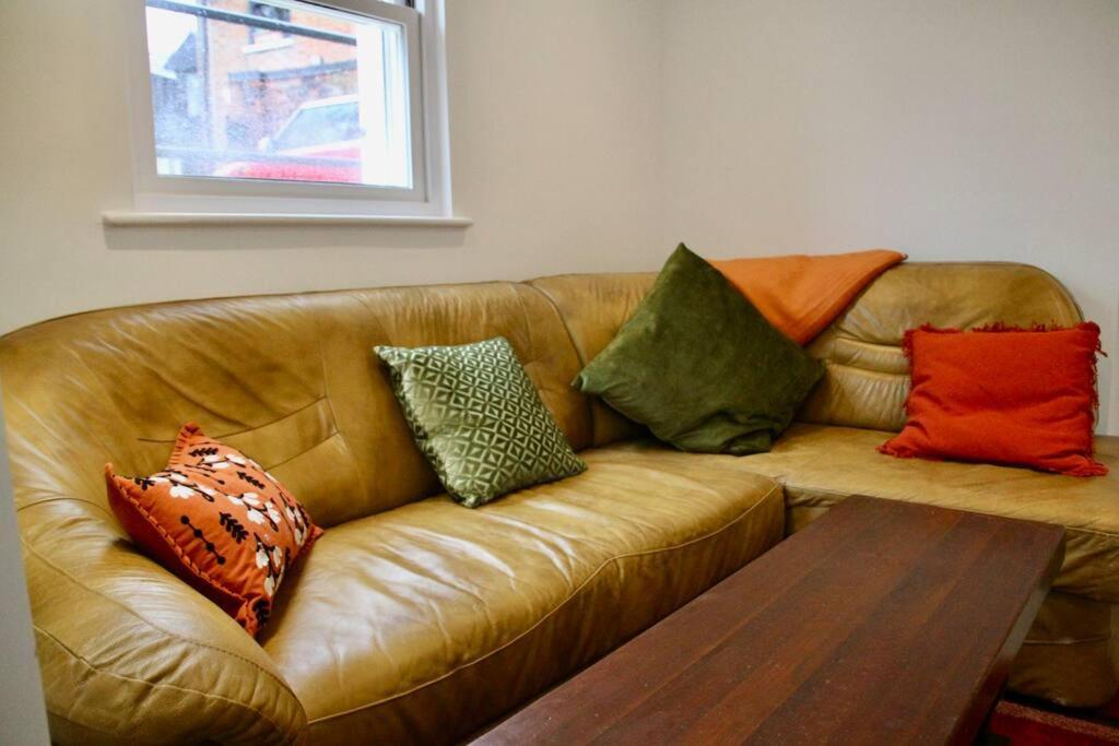 Vernon Place Town Centre, Vernon Cottage 3-Bed With Parking, 1A Vernon Court 2-Bed With Parking, 1B Studio No Parking, Off The High Street Next To Sandford Park เชลเทนแฮม ภายนอก รูปภาพ