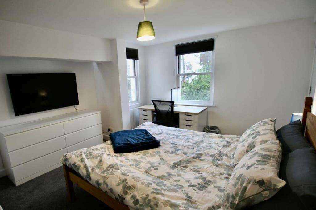 Vernon Place Town Centre, Vernon Cottage 3-Bed With Parking, 1A Vernon Court 2-Bed With Parking, 1B Studio No Parking, Off The High Street Next To Sandford Park เชลเทนแฮม ภายนอก รูปภาพ