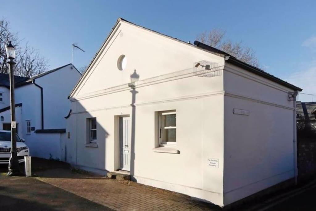Vernon Place Town Centre, Vernon Cottage 3-Bed With Parking, 1A Vernon Court 2-Bed With Parking, 1B Studio No Parking, Off The High Street Next To Sandford Park เชลเทนแฮม ภายนอก รูปภาพ