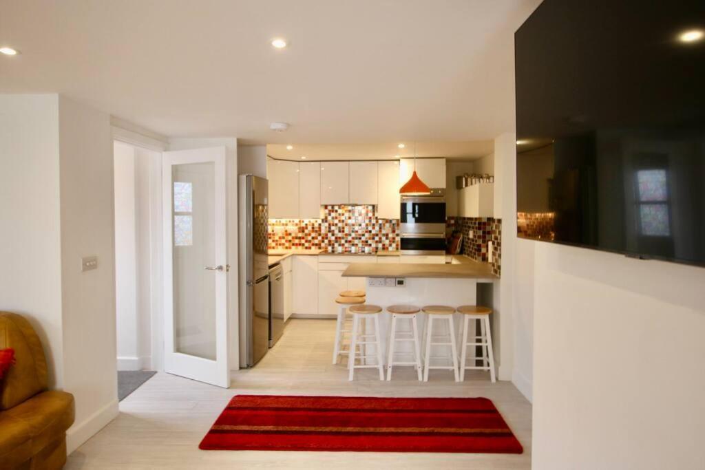 Vernon Place Town Centre, Vernon Cottage 3-Bed With Parking, 1A Vernon Court 2-Bed With Parking, 1B Studio No Parking, Off The High Street Next To Sandford Park เชลเทนแฮม ภายนอก รูปภาพ