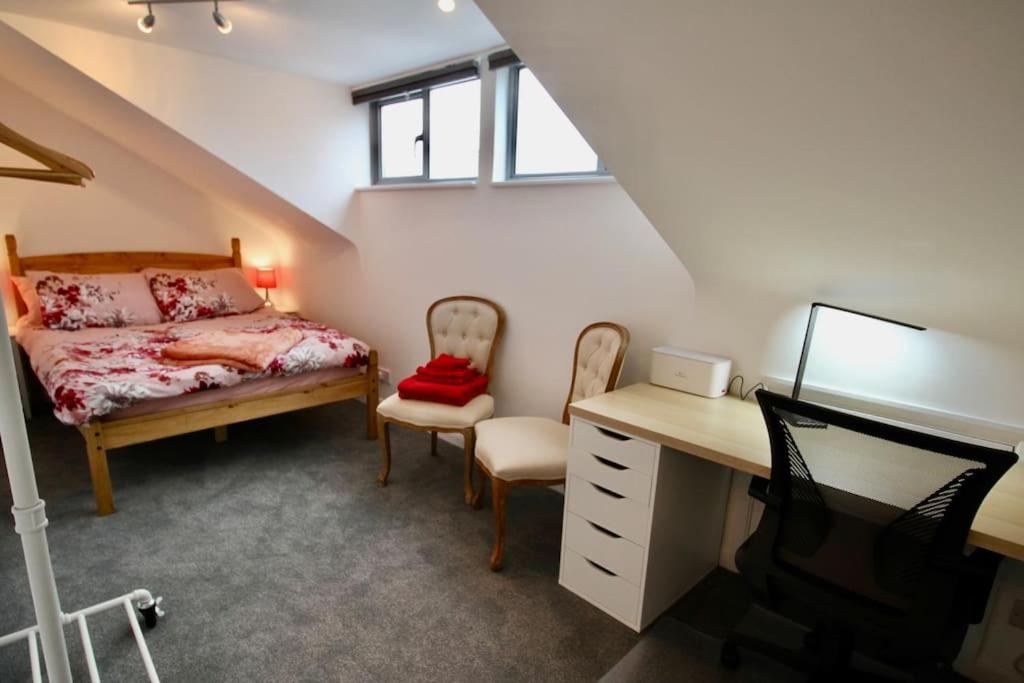 Vernon Place Town Centre, Vernon Cottage 3-Bed With Parking, 1A Vernon Court 2-Bed With Parking, 1B Studio No Parking, Off The High Street Next To Sandford Park เชลเทนแฮม ภายนอก รูปภาพ