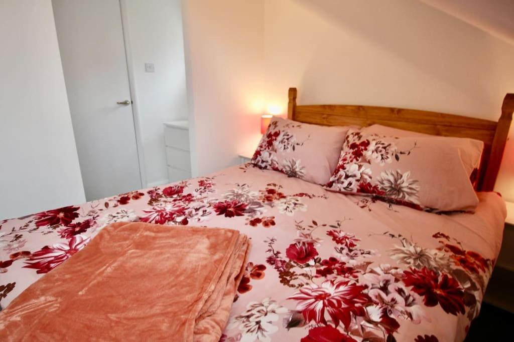 Vernon Place Town Centre, Vernon Cottage 3-Bed With Parking, 1A Vernon Court 2-Bed With Parking, 1B Studio No Parking, Off The High Street Next To Sandford Park เชลเทนแฮม ภายนอก รูปภาพ