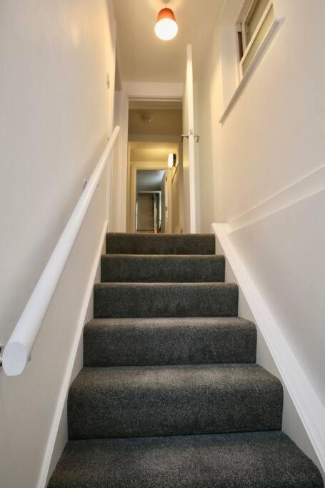 Vernon Place Town Centre, Vernon Cottage 3-Bed With Parking, 1A Vernon Court 2-Bed With Parking, 1B Studio No Parking, Off The High Street Next To Sandford Park เชลเทนแฮม ภายนอก รูปภาพ
