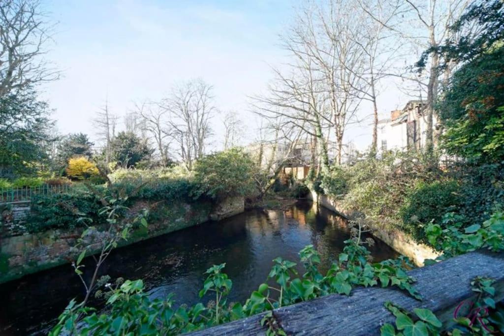 Vernon Place Town Centre, Vernon Cottage 3-Bed With Parking, 1A Vernon Court 2-Bed With Parking, 1B Studio No Parking, Off The High Street Next To Sandford Park เชลเทนแฮม ภายนอก รูปภาพ