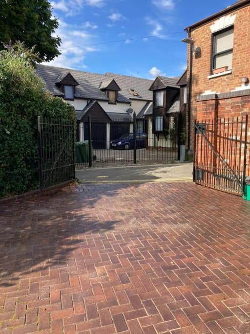 Vernon Place Town Centre, Vernon Cottage 3-Bed With Parking, 1A Vernon Court 2-Bed With Parking, 1B Studio No Parking, Off The High Street Next To Sandford Park เชลเทนแฮม ภายนอก รูปภาพ