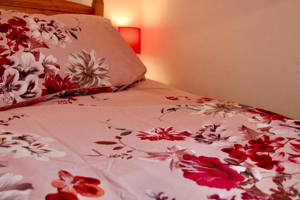 Vernon Place Town Centre, Vernon Cottage 3-Bed With Parking, 1A Vernon Court 2-Bed With Parking, 1B Studio No Parking, Off The High Street Next To Sandford Park เชลเทนแฮม ภายนอก รูปภาพ