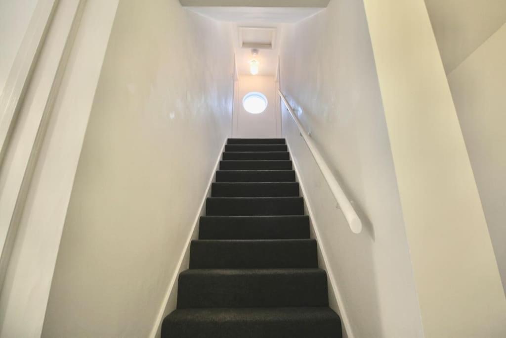 Vernon Place Town Centre, Vernon Cottage 3-Bed With Parking, 1A Vernon Court 2-Bed With Parking, 1B Studio No Parking, Off The High Street Next To Sandford Park เชลเทนแฮม ภายนอก รูปภาพ