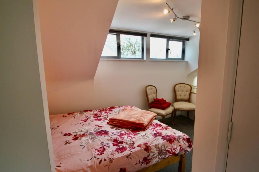 Vernon Place Town Centre, Vernon Cottage 3-Bed With Parking, 1A Vernon Court 2-Bed With Parking, 1B Studio No Parking, Off The High Street Next To Sandford Park เชลเทนแฮม ภายนอก รูปภาพ