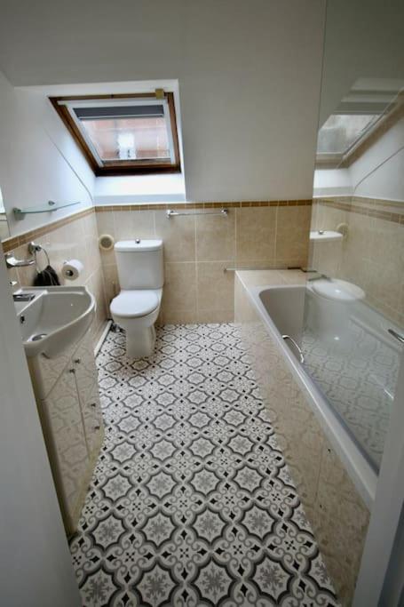 Vernon Place Town Centre, Vernon Cottage 3-Bed With Parking, 1A Vernon Court 2-Bed With Parking, 1B Studio No Parking, Off The High Street Next To Sandford Park เชลเทนแฮม ภายนอก รูปภาพ