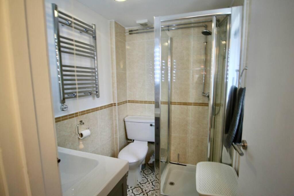 Vernon Place Town Centre, Vernon Cottage 3-Bed With Parking, 1A Vernon Court 2-Bed With Parking, 1B Studio No Parking, Off The High Street Next To Sandford Park เชลเทนแฮม ภายนอก รูปภาพ