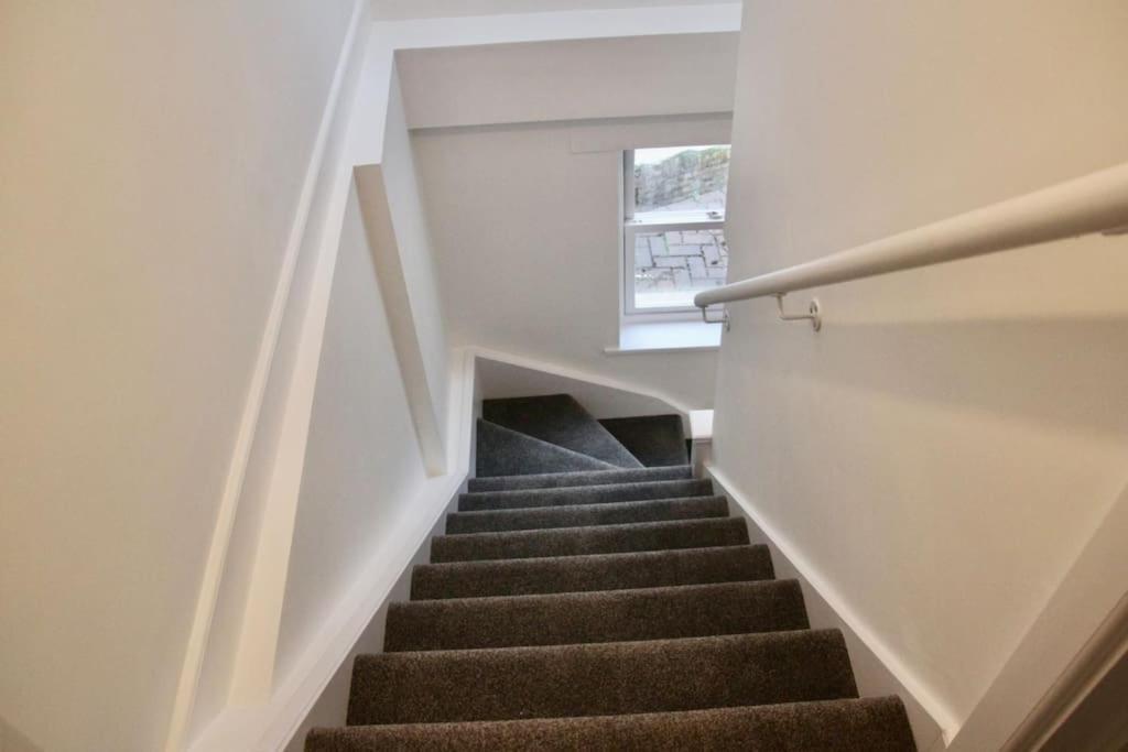 Vernon Place Town Centre, Vernon Cottage 3-Bed With Parking, 1A Vernon Court 2-Bed With Parking, 1B Studio No Parking, Off The High Street Next To Sandford Park เชลเทนแฮม ภายนอก รูปภาพ