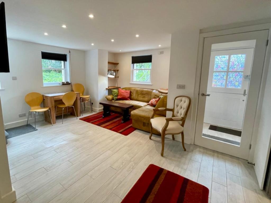 Vernon Place Town Centre, Vernon Cottage 3-Bed With Parking, 1A Vernon Court 2-Bed With Parking, 1B Studio No Parking, Off The High Street Next To Sandford Park เชลเทนแฮม ภายนอก รูปภาพ