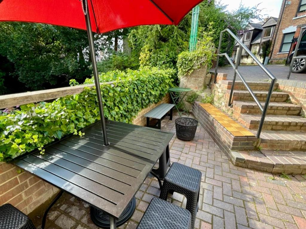 Vernon Place Town Centre, Vernon Cottage 3-Bed With Parking, 1A Vernon Court 2-Bed With Parking, 1B Studio No Parking, Off The High Street Next To Sandford Park เชลเทนแฮม ภายนอก รูปภาพ