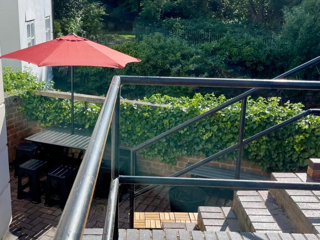Vernon Place Town Centre, Vernon Cottage 3-Bed With Parking, 1A Vernon Court 2-Bed With Parking, 1B Studio No Parking, Off The High Street Next To Sandford Park เชลเทนแฮม ภายนอก รูปภาพ