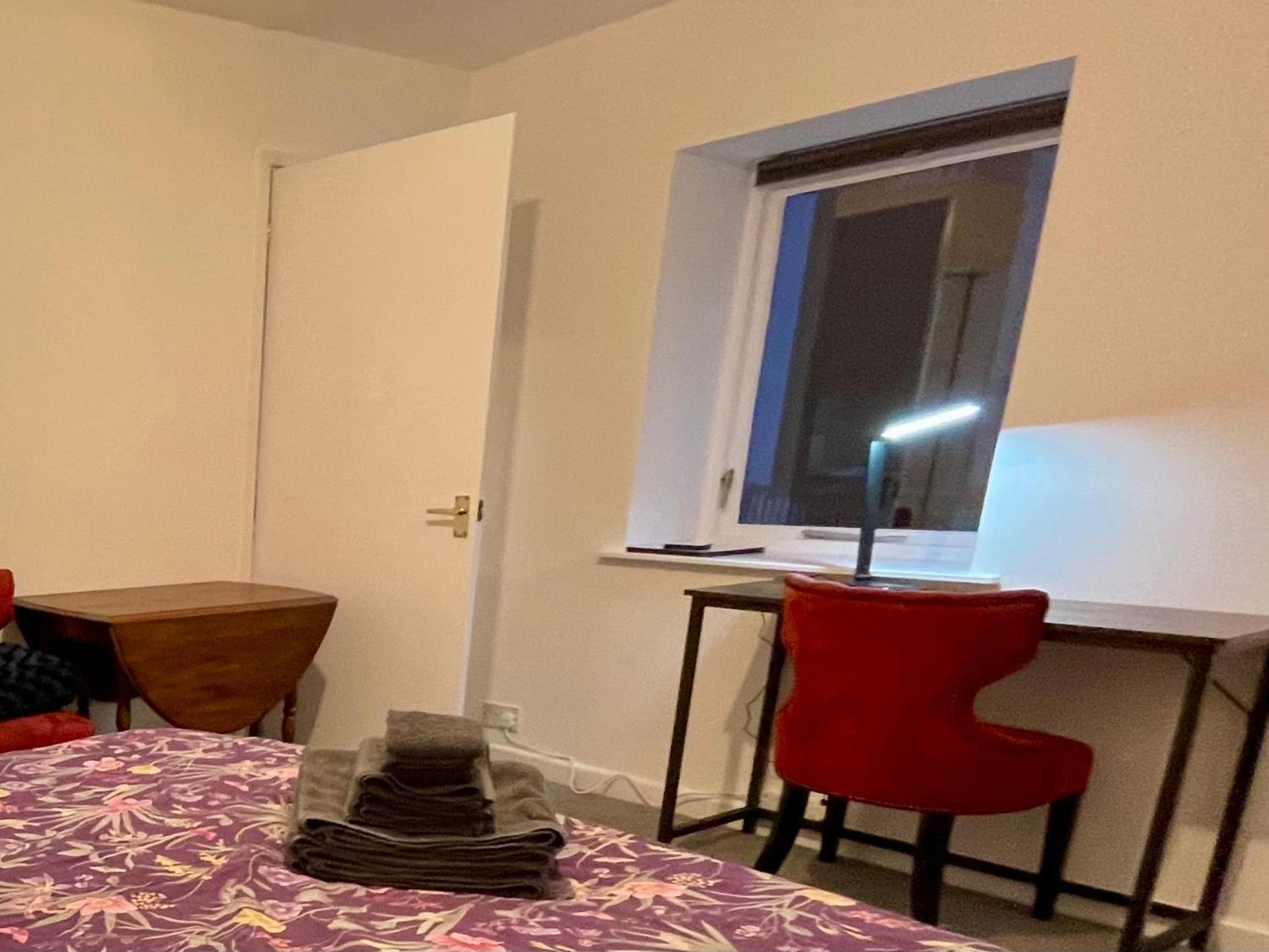 Vernon Place Town Centre, Vernon Cottage 3-Bed With Parking, 1A Vernon Court 2-Bed With Parking, 1B Studio No Parking, Off The High Street Next To Sandford Park เชลเทนแฮม ภายนอก รูปภาพ