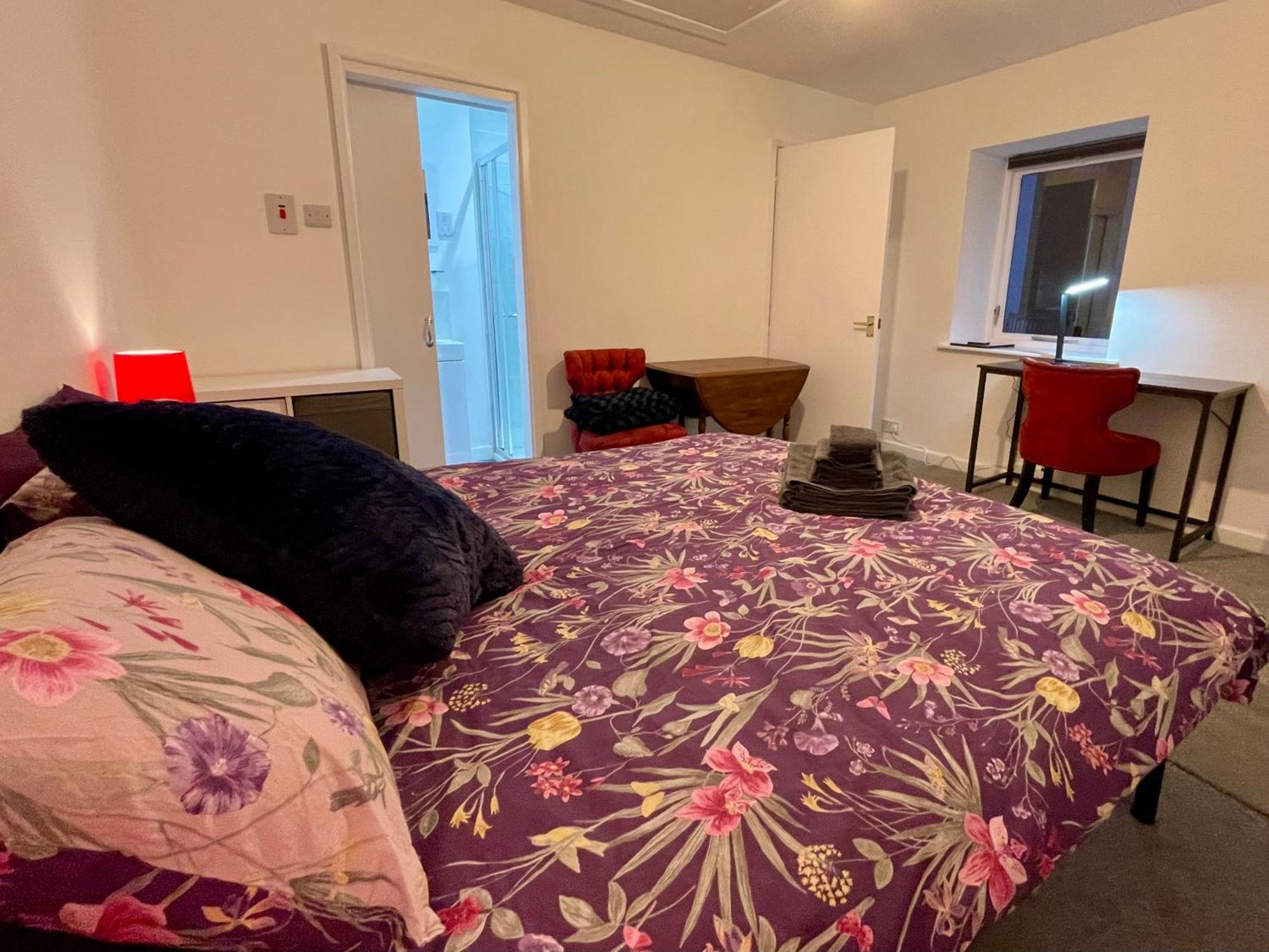 Vernon Place Town Centre, Vernon Cottage 3-Bed With Parking, 1A Vernon Court 2-Bed With Parking, 1B Studio No Parking, Off The High Street Next To Sandford Park เชลเทนแฮม ภายนอก รูปภาพ