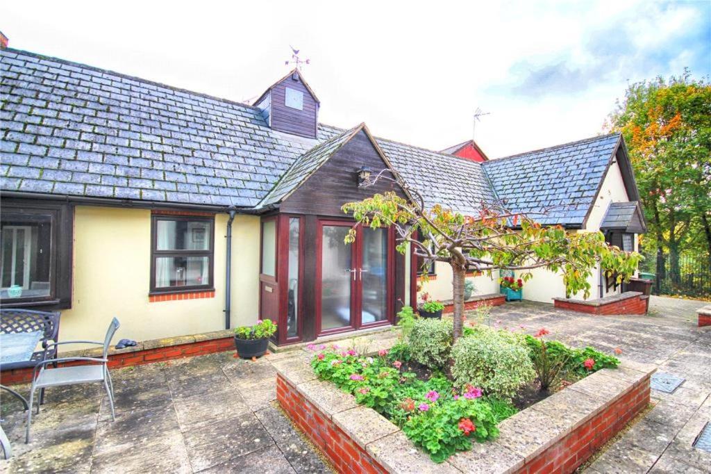 Vernon Place Town Centre, Vernon Cottage 3-Bed With Parking, 1A Vernon Court 2-Bed With Parking, 1B Studio No Parking, Off The High Street Next To Sandford Park เชลเทนแฮม ภายนอก รูปภาพ