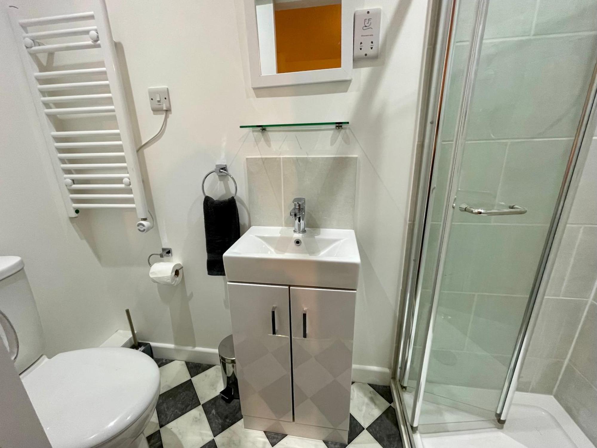 Vernon Place Town Centre, Vernon Cottage 3-Bed With Parking, 1A Vernon Court 2-Bed With Parking, 1B Studio No Parking, Off The High Street Next To Sandford Park เชลเทนแฮม ภายนอก รูปภาพ