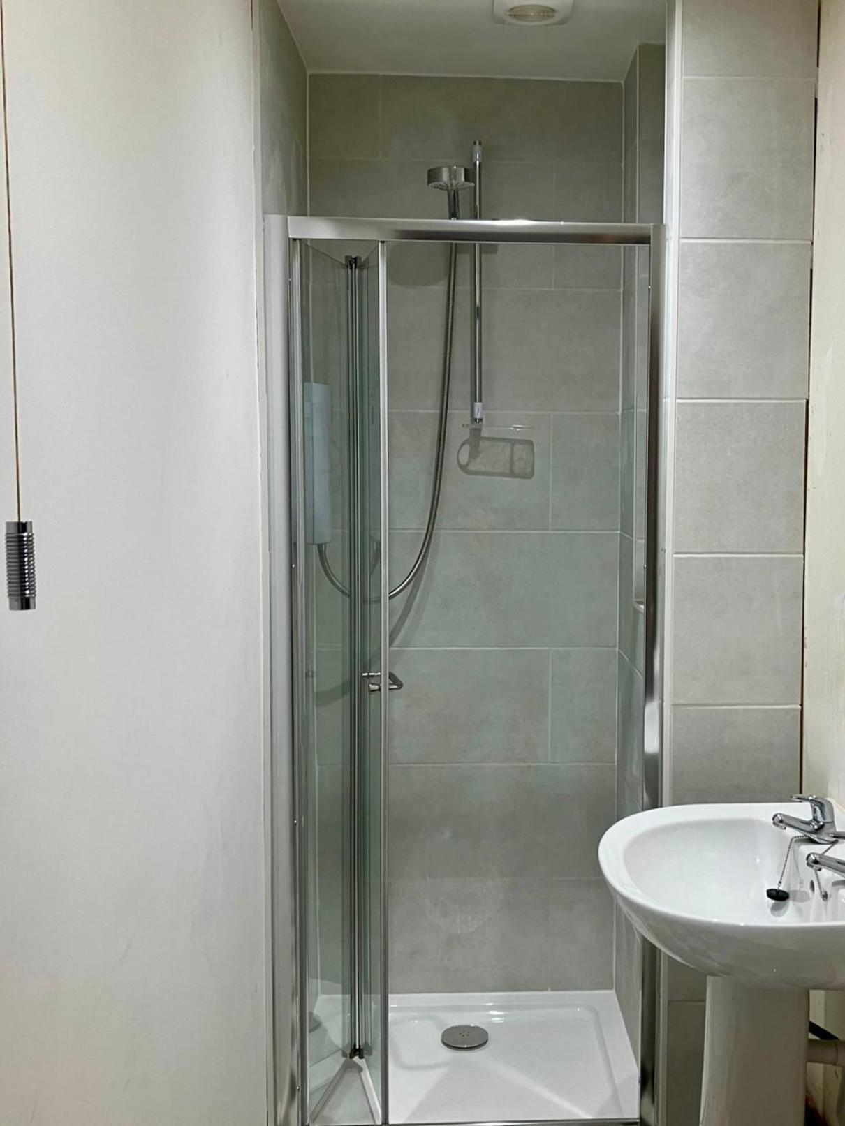 Vernon Place Town Centre, Vernon Cottage 3-Bed With Parking, 1A Vernon Court 2-Bed With Parking, 1B Studio No Parking, Off The High Street Next To Sandford Park เชลเทนแฮม ภายนอก รูปภาพ