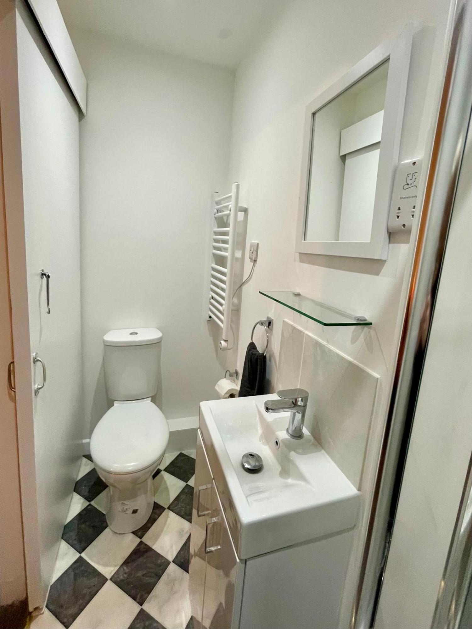 Vernon Place Town Centre, Vernon Cottage 3-Bed With Parking, 1A Vernon Court 2-Bed With Parking, 1B Studio No Parking, Off The High Street Next To Sandford Park เชลเทนแฮม ภายนอก รูปภาพ