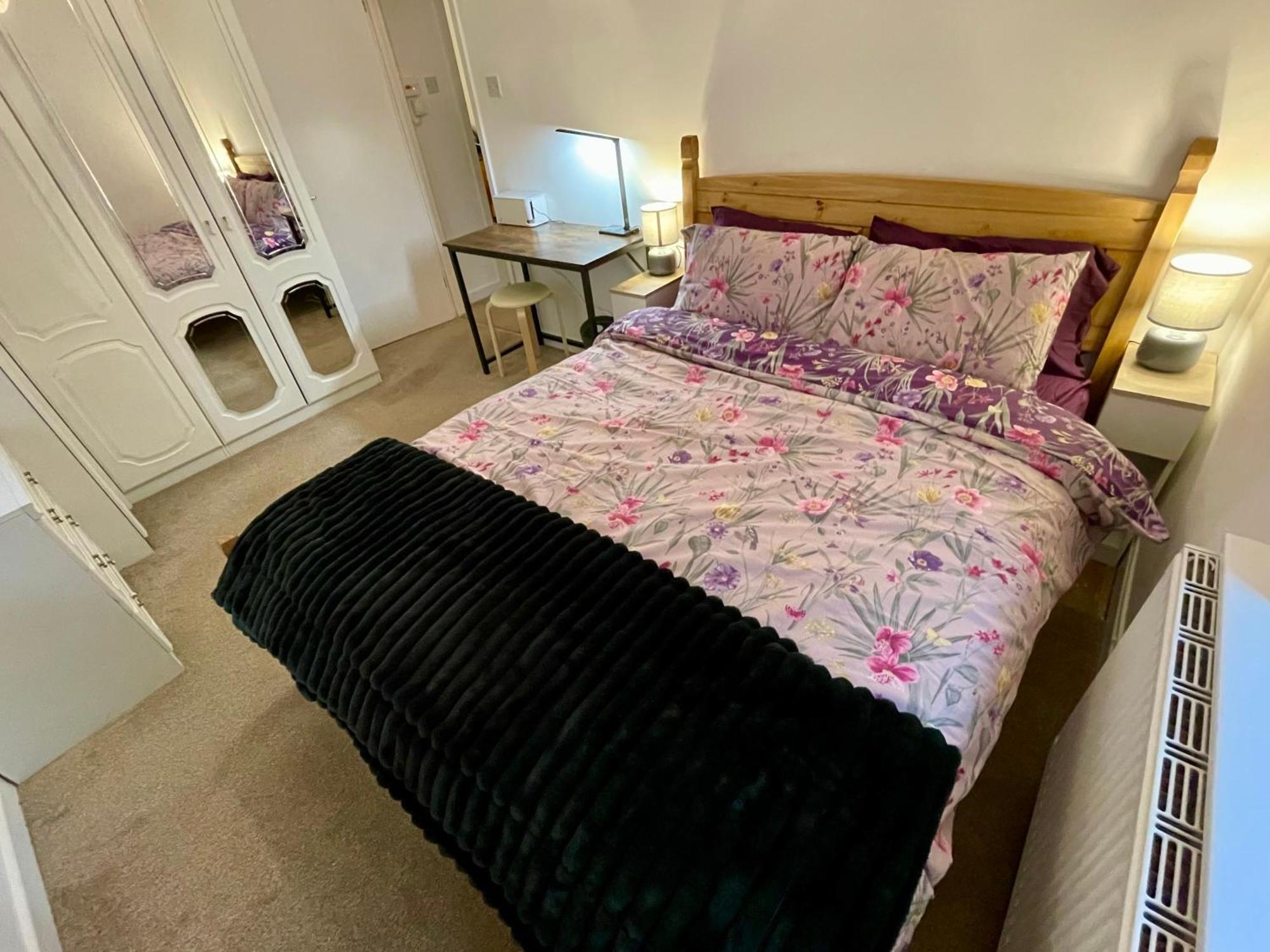 Vernon Place Town Centre, Vernon Cottage 3-Bed With Parking, 1A Vernon Court 2-Bed With Parking, 1B Studio No Parking, Off The High Street Next To Sandford Park เชลเทนแฮม ภายนอก รูปภาพ