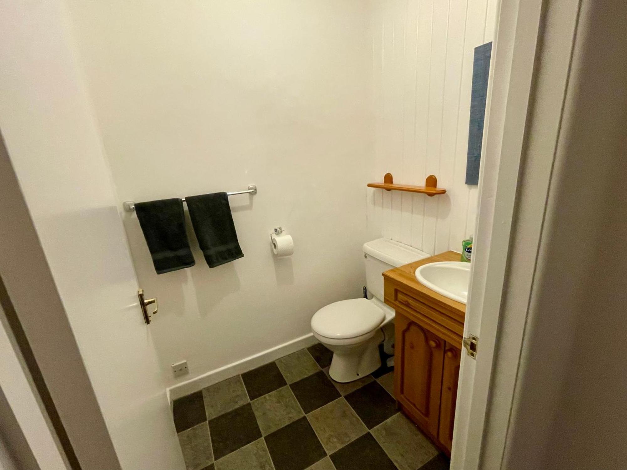 Vernon Place Town Centre, Vernon Cottage 3-Bed With Parking, 1A Vernon Court 2-Bed With Parking, 1B Studio No Parking, Off The High Street Next To Sandford Park เชลเทนแฮม ภายนอก รูปภาพ
