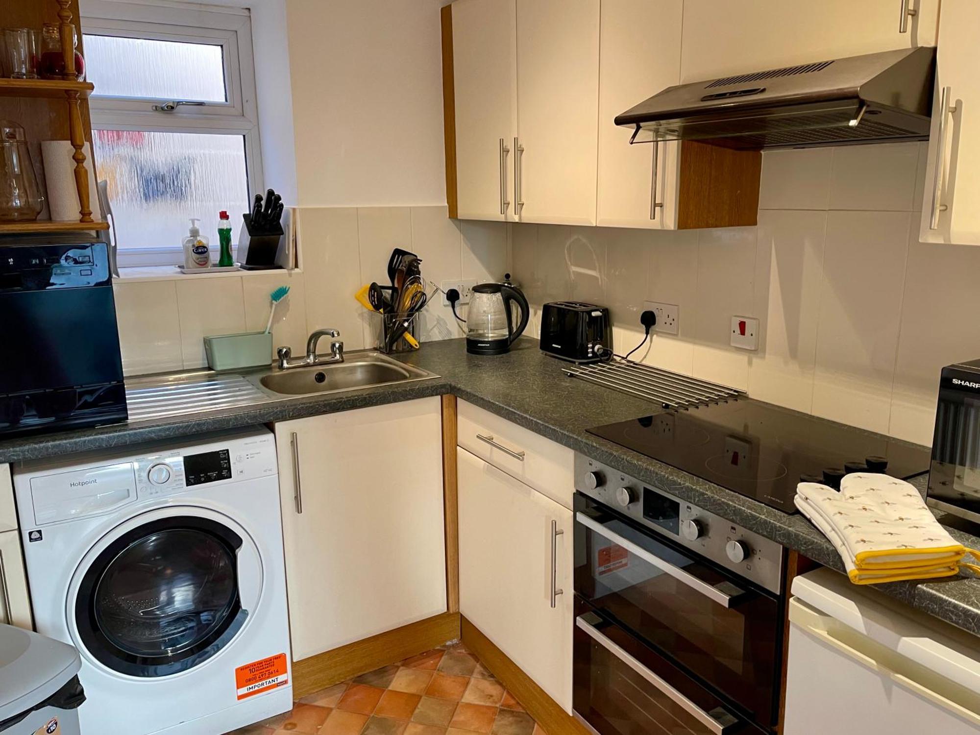 Vernon Place Town Centre, Vernon Cottage 3-Bed With Parking, 1A Vernon Court 2-Bed With Parking, 1B Studio No Parking, Off The High Street Next To Sandford Park เชลเทนแฮม ภายนอก รูปภาพ