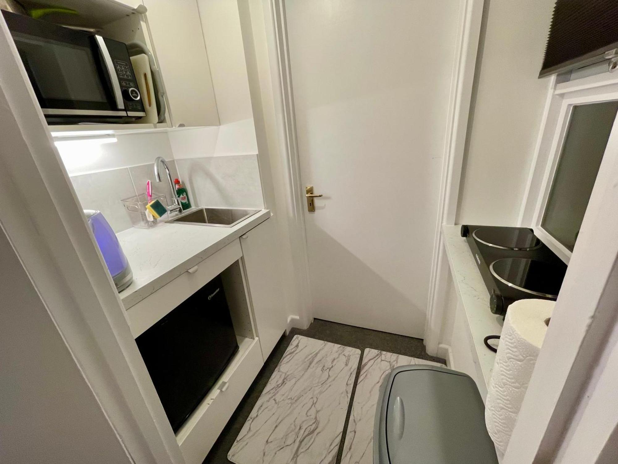 Vernon Place Town Centre, Vernon Cottage 3-Bed With Parking, 1A Vernon Court 2-Bed With Parking, 1B Studio No Parking, Off The High Street Next To Sandford Park เชลเทนแฮม ภายนอก รูปภาพ