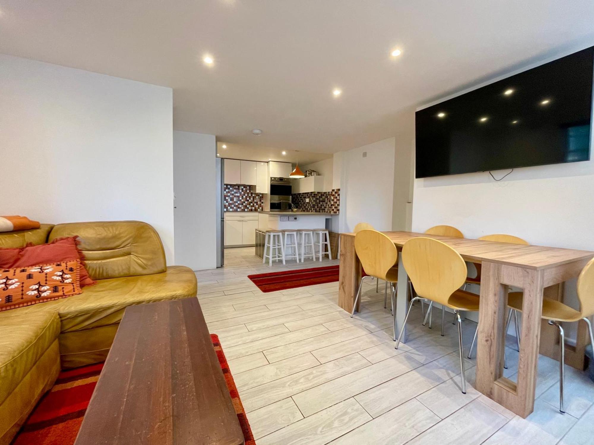 Vernon Place Town Centre, Vernon Cottage 3-Bed With Parking, 1A Vernon Court 2-Bed With Parking, 1B Studio No Parking, Off The High Street Next To Sandford Park เชลเทนแฮม ภายนอก รูปภาพ