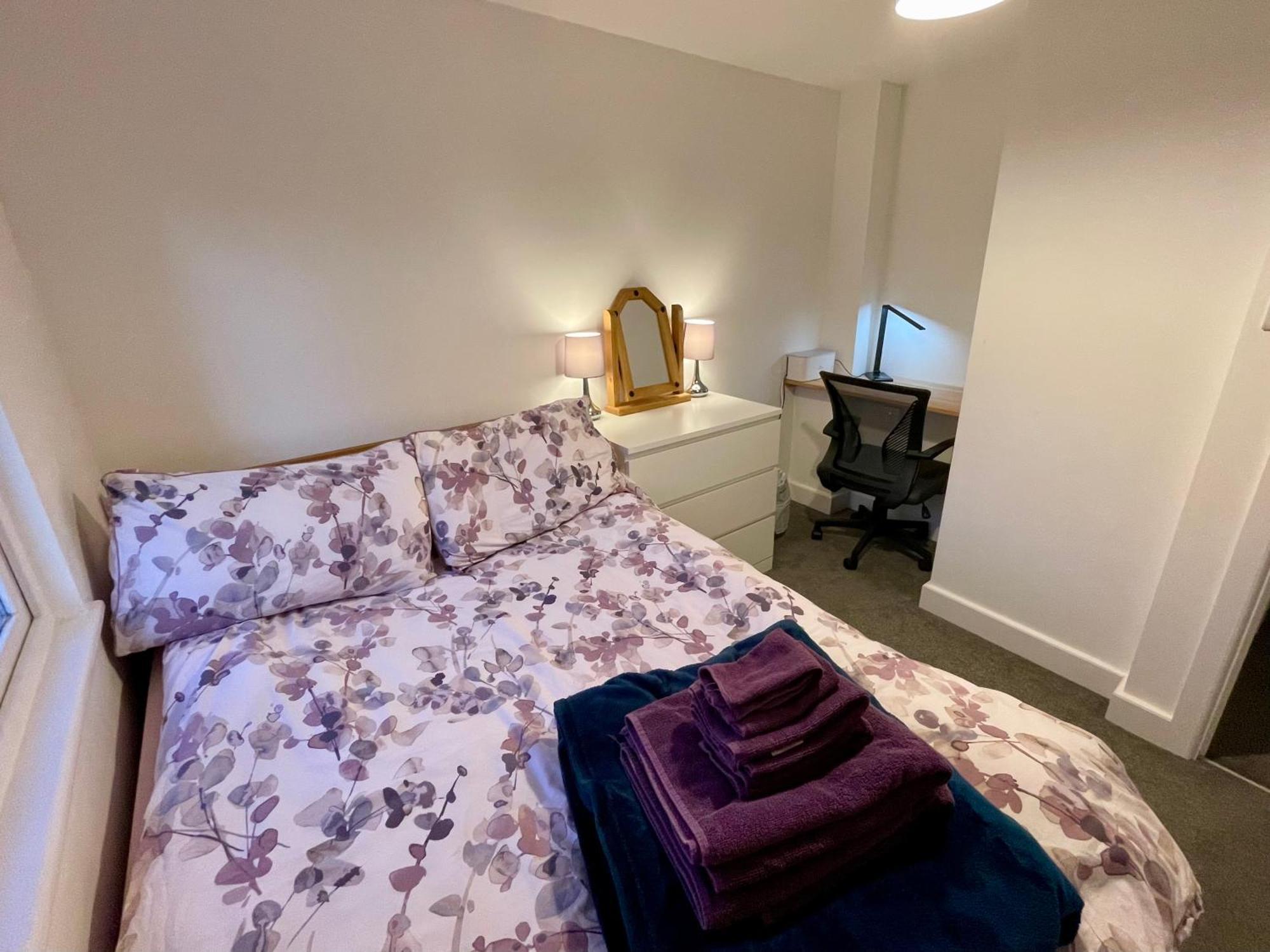 Vernon Place Town Centre, Vernon Cottage 3-Bed With Parking, 1A Vernon Court 2-Bed With Parking, 1B Studio No Parking, Off The High Street Next To Sandford Park เชลเทนแฮม ภายนอก รูปภาพ
