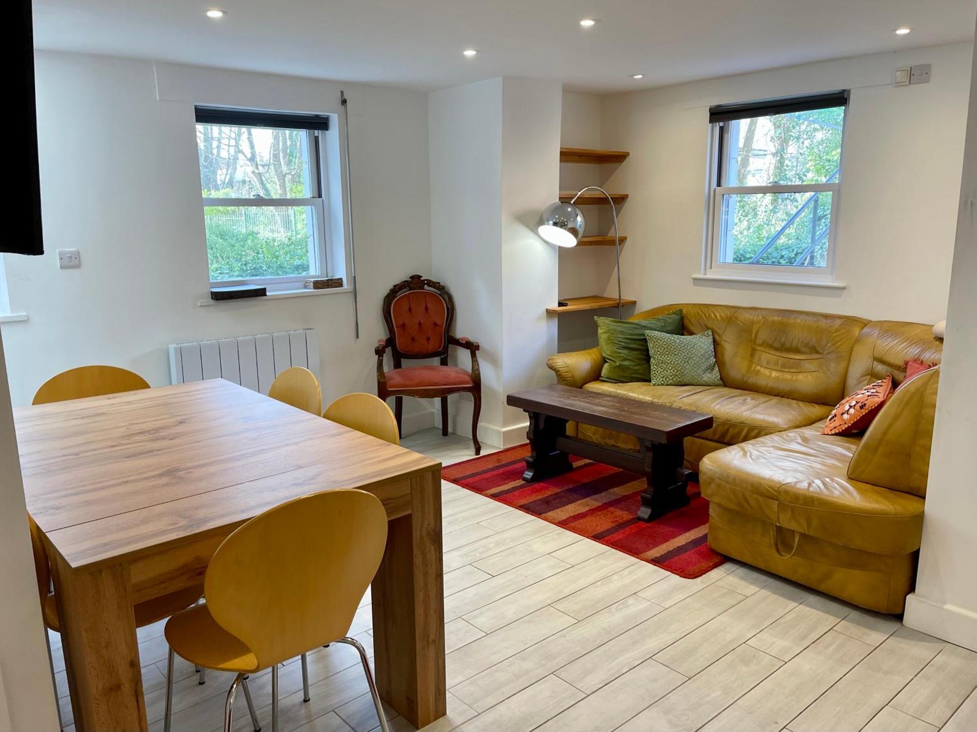Vernon Place Town Centre, Vernon Cottage 3-Bed With Parking, 1A Vernon Court 2-Bed With Parking, 1B Studio No Parking, Off The High Street Next To Sandford Park เชลเทนแฮม ภายนอก รูปภาพ