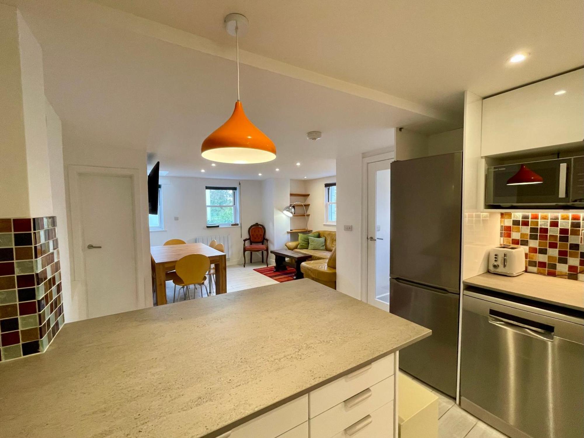 Vernon Place Town Centre, Vernon Cottage 3-Bed With Parking, 1A Vernon Court 2-Bed With Parking, 1B Studio No Parking, Off The High Street Next To Sandford Park เชลเทนแฮม ภายนอก รูปภาพ
