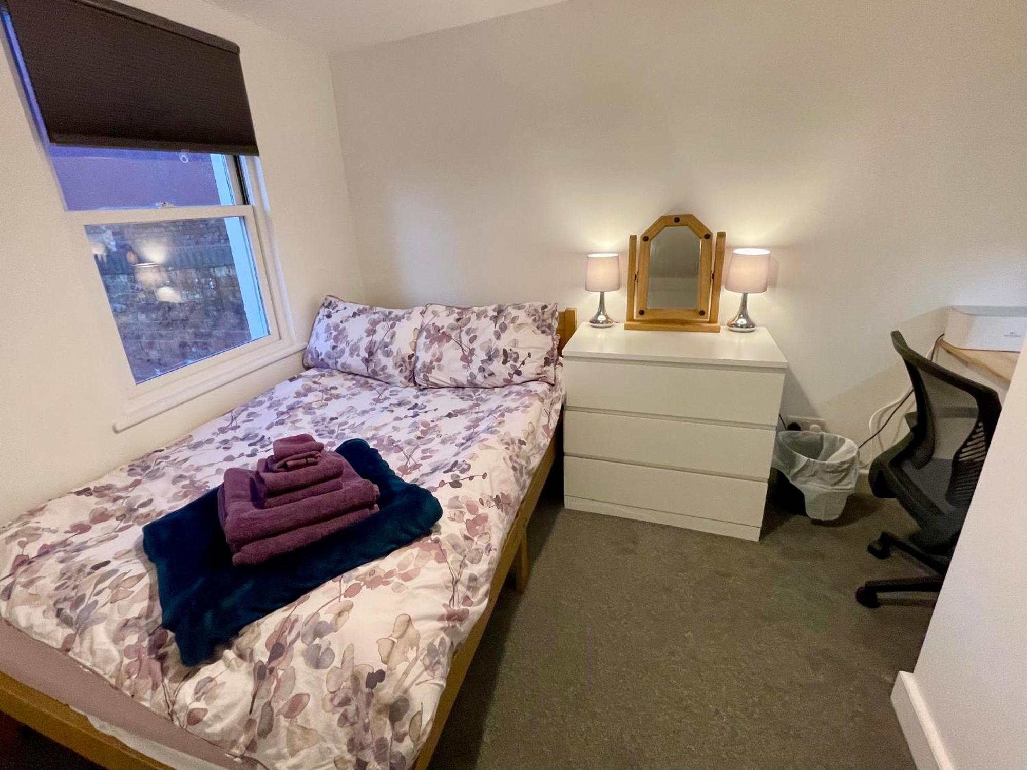 Vernon Place Town Centre, Vernon Cottage 3-Bed With Parking, 1A Vernon Court 2-Bed With Parking, 1B Studio No Parking, Off The High Street Next To Sandford Park เชลเทนแฮม ภายนอก รูปภาพ