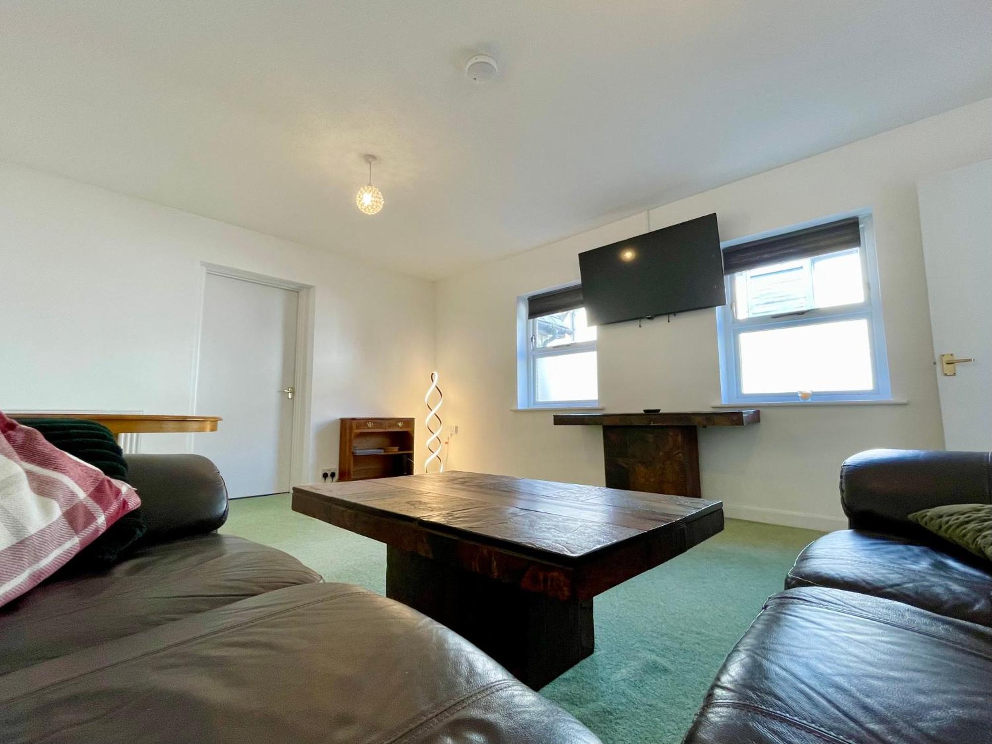 Vernon Place Town Centre, Vernon Cottage 3-Bed With Parking, 1A Vernon Court 2-Bed With Parking, 1B Studio No Parking, Off The High Street Next To Sandford Park เชลเทนแฮม ภายนอก รูปภาพ