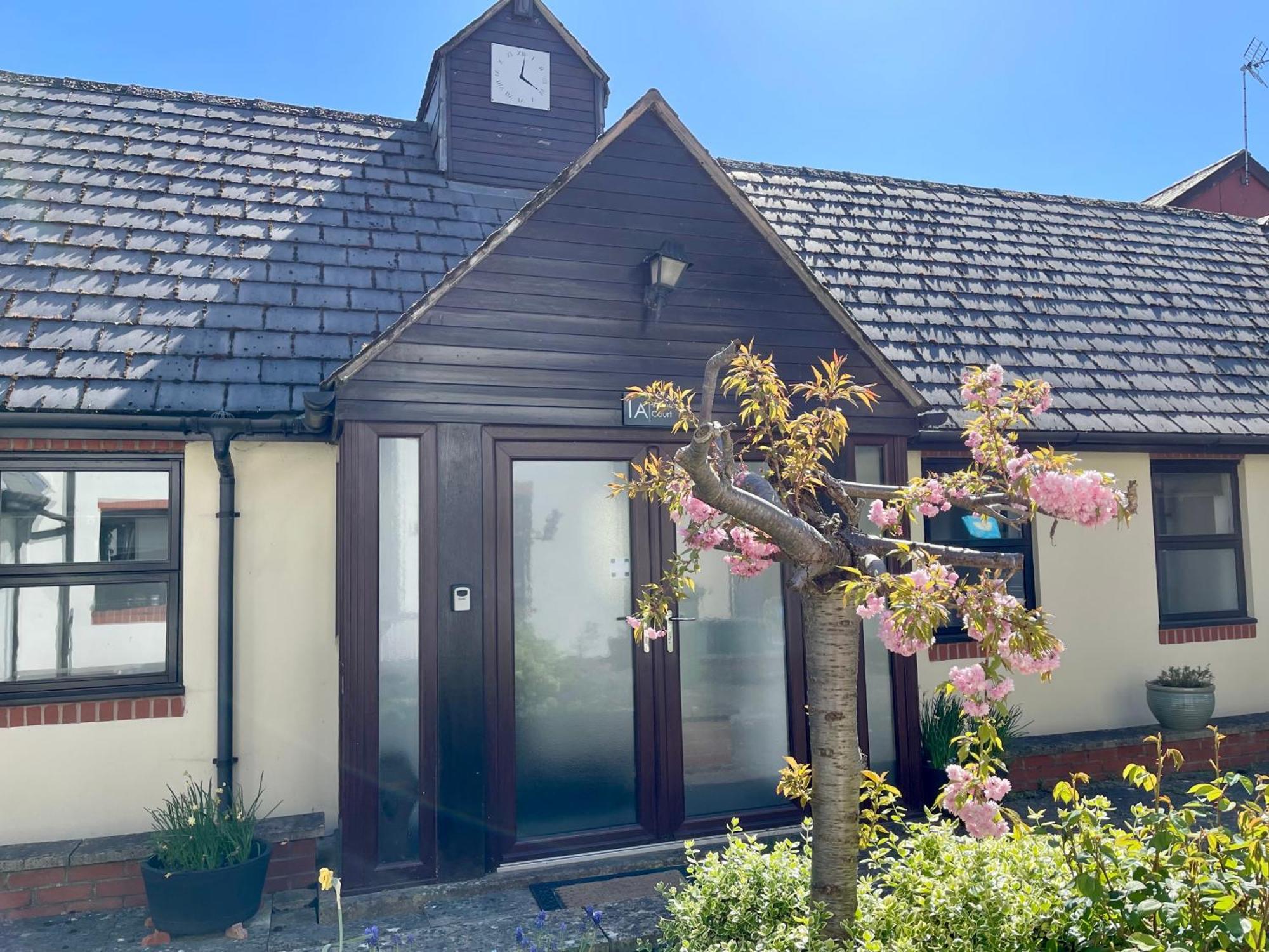 Vernon Place Town Centre, Vernon Cottage 3-Bed With Parking, 1A Vernon Court 2-Bed With Parking, 1B Studio No Parking, Off The High Street Next To Sandford Park เชลเทนแฮม ภายนอก รูปภาพ